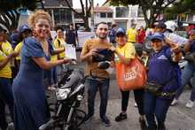 Conductores mal parqueados fueron &lsquo;pillados&rsquo; por los colectivos de cultura ciudadana de la Alcald&iacute;a de Cali