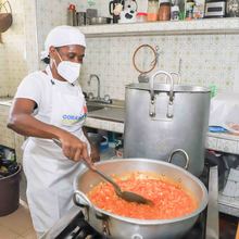 Uno de los Manyoma, se tom&oacute; con su sabor, uno de los comedores comunitarios en Cali