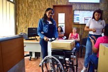 Con nuevas sillas de ruedas, personas con discapacidad mejoran su calidad de vida