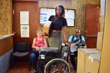 Con nuevas sillas de ruedas, personas con discapacidad mejoran su calidad de vida