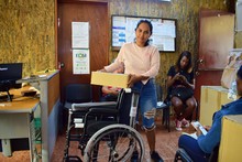 Con nuevas sillas de ruedas, personas con discapacidad mejoran su calidad de vida