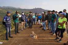 Cali se levanta para sanar las heridas del fuego en el cerro Altos de Menga