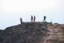 Cali se levanta para sanar las heridas del fuego en el cerro Altos de Menga