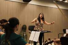 Tiene la m&uacute;sica en sus manos. Y se le pasa para la cabeza, los pies&hellip;