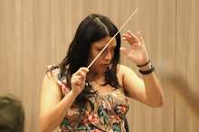 Tiene la m&uacute;sica en sus manos. Y se le pasa para la cabeza, los pies&hellip;