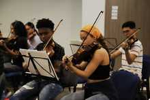 Tiene la m&uacute;sica en sus manos. Y se le pasa para la cabeza, los pies&hellip;