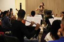 Tiene la m&uacute;sica en sus manos. Y se le pasa para la cabeza, los pies&hellip;