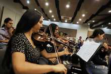 Tiene la m&uacute;sica en sus manos. Y se le pasa para la cabeza, los pies&hellip;