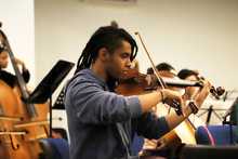 Tiene la m&uacute;sica en sus manos. Y se le pasa para la cabeza, los pies&hellip;