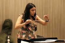 Tiene la m&uacute;sica en sus manos. Y se le pasa para la cabeza, los pies&hellip;