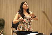 Tiene la m&uacute;sica en sus manos. Y se le pasa para la cabeza, los pies&hellip;