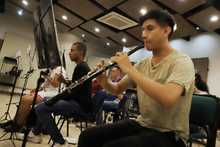 Tiene la m&uacute;sica en sus manos. Y se le pasa para la cabeza, los pies&hellip;