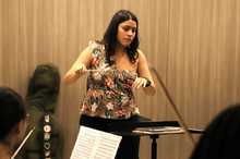 Tiene la m&uacute;sica en sus manos. Y se le pasa para la cabeza, los pies&hellip;