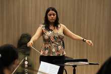 Tiene la m&uacute;sica en sus manos. Y se le pasa para la cabeza, los pies&hellip;