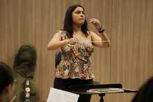 Tiene la m&uacute;sica en sus manos. Y se le pasa para la cabeza, los pies&hellip;