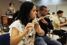 Tiene la m&uacute;sica en sus manos. Y se le pasa para la cabeza, los pies&hellip;