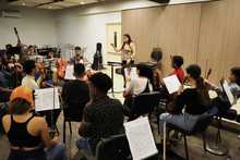 Tiene la m&uacute;sica en sus manos. Y se le pasa para la cabeza, los pies&hellip;