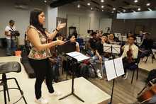 Tiene la m&uacute;sica en sus manos. Y se le pasa para la cabeza, los pies&hellip;