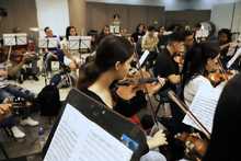 Tiene la m&uacute;sica en sus manos. Y se le pasa para la cabeza, los pies&hellip;