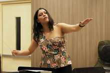 Tiene la m&uacute;sica en sus manos. Y se le pasa para la cabeza, los pies&hellip;