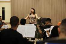 Tiene la m&uacute;sica en sus manos. Y se le pasa para la cabeza, los pies&hellip;