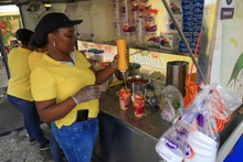 La Copa Conmebol Libertadores Femenina se endulza con los cholados de la calle novena