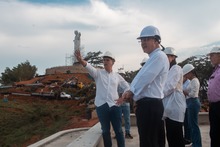 Monse&ntilde;or Luis Fernando Rodr&iacute;guez se conmociona por la renovaci&oacute;n de la casa del Cristo cale&ntilde;o