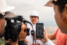 Monse&ntilde;or Luis Fernando Rodr&iacute;guez se conmociona por la renovaci&oacute;n de la casa del Cristo cale&ntilde;o