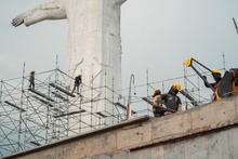 Monse&ntilde;or Luis Fernando Rodr&iacute;guez se conmociona por la renovaci&oacute;n de la casa del Cristo cale&ntilde;o