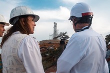 Monse&ntilde;or Luis Fernando Rodr&iacute;guez se conmociona por la renovaci&oacute;n de la casa del Cristo cale&ntilde;o