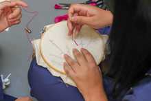 Cuentos tradicionales transformados en arte por estudiantes cale&ntilde;os