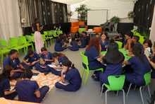 Cuentos tradicionales transformados en arte por estudiantes cale&ntilde;os