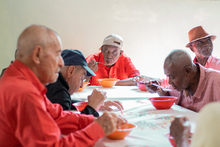 Los comedores son entornos saludables para los adultos mayores