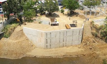 Listo el muro de contenci&oacute;n que evitar&aacute; que la fuerte corriente del agua socave la tierra sobre la margen del r&iacute;o Cali.