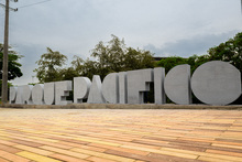 Las letras monumentales, ya instaladas para recibir a los visitantes en Parque Pac&iacute;fico.