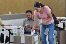 En el coliseo El Pueblo cale&ntilde;os se dieron cita para votar