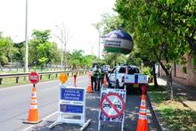 Agentes de tr&aacute;nsito en alistamiento de primer grado para celebraci&oacute;n del Halloween