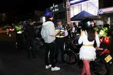 Agentes de tr&aacute;nsito en alistamiento de primer grado para celebraci&oacute;n del Halloween