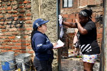 Se entregaron ayudas humanitarias a damnificados del sector Villa Uribe, Comuna 13