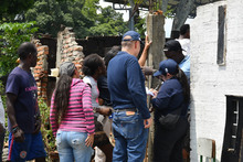 Se entregaron ayudas humanitarias a damnificados del sector Villa Uribe, Comuna 13