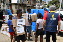Se entregaron ayudas humanitarias a damnificados del sector Villa Uribe, Comuna 13