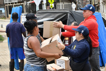 Se entregaron ayudas humanitarias a damnificados del sector Villa Uribe, Comuna 13