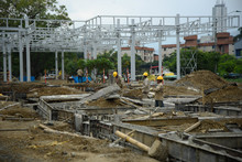 As&iacute; avanza el proyecto movilizador Parque Pac&iacute;fico, con sus letras monumentales listas para recibir a los visitantes y estructuras que se instalan para alojar las artesan&iacute;as, bebidas y cocinas tradicionales como parte del recorrido cultural. 