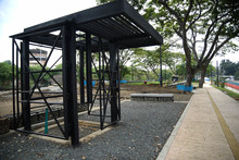 As&iacute; avanza el proyecto movilizador Parque Pac&iacute;fico, con sus letras monumentales listas para recibir a los visitantes y estructuras que se instalan para alojar las artesan&iacute;as, bebidas y cocinas tradicionales como parte del recorrido cultural. 