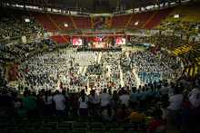 Monse&ntilde;or Luis Fernando Rodr&iacute;guez recibi&oacute; el palio arzobispal en Asamblea Sinodal