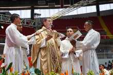 Monse&ntilde;or Luis Fernando Rodr&iacute;guez recibi&oacute; el palio arzobispal en Asamblea Sinodal