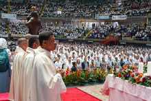 Monse&ntilde;or Luis Fernando Rodr&iacute;guez recibi&oacute; el palio arzobispal en Asamblea Sinodal