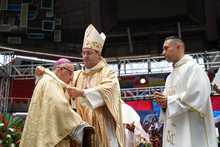 Monse&ntilde;or Luis Fernando Rodr&iacute;guez recibi&oacute; el palio arzobispal en Asamblea Sinodal