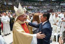 Monse&ntilde;or Luis Fernando Rodr&iacute;guez recibi&oacute; el palio arzobispal en Asamblea Sinodal