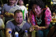 A ritmo de salsa, g&uuml;iro y campana, se genera cultura ciudadana en la &lsquo;Calle del Sabor&rsquo;